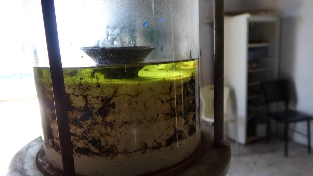 Aile mesleğini sürdürüyorlar: Litresi 10 bin euro! 15 milyon gül yaprağından 1 litre gül yağı çıkarıyorlar 21